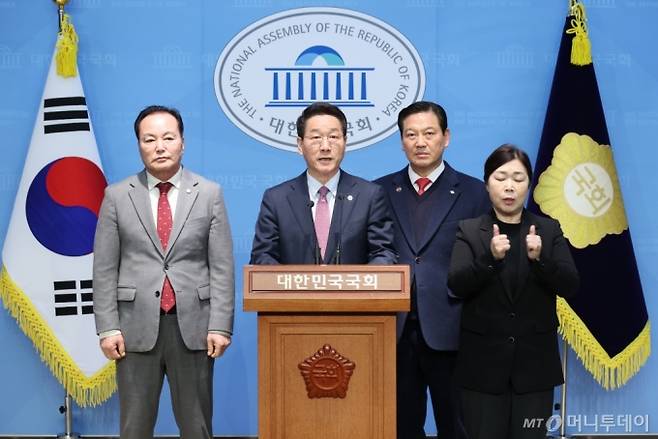대한민국 시도지사협의회장인 유정복 인천시장이 4일 오후 서울 여의도 국회 소통관에서 분권형 헌법 게정안 관련 기자회견을 하고 있다. 2025.3.4 Copyright (C) 뉴스1. All rights reserved. 무단 전재 및 재배포, AI학습 이용 금지.