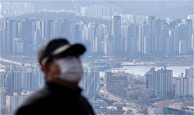 서울 아파트 시장에서 신축 아파트에 대한 실수요가 줄어드는 반면, 재건축 아파트 가격은 연일 최고가를 경신하고 있다. 사진은 서울 중구 남산에서 바라본 서초·강남권 아파트 일대. /사진=뉴스1