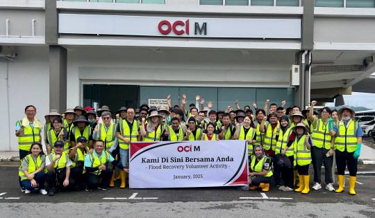 OCI 그룹 임직원 100여 명이 지난달 초 말레이시아 사라왁주 빈툴루 수해복구 현장에서 기념 촬영을 하고 있다. OCI홀딩스 제공.