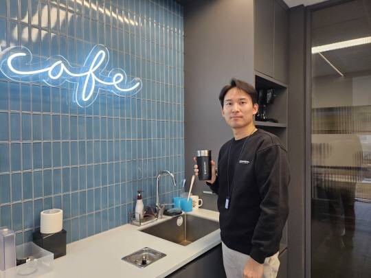 곽동호 DL이앤씨 건설자재관리팀 차장이 자신의 텀블러를 들어 보이고 있다. 이소현 기자