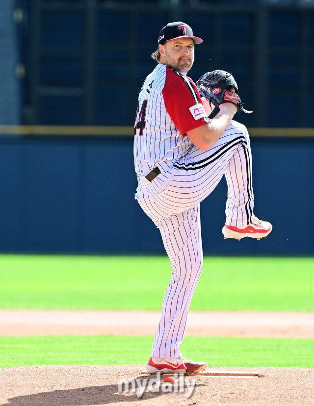 2024년 9월 22일 서울 잠실구장에서 '2024 신한 SOL Bank KBO리그, 두산 베어스와 LG 트윈스의 경기가 열렸다. LG 선발투수 엔스가 역투하고 있다./마이데일리