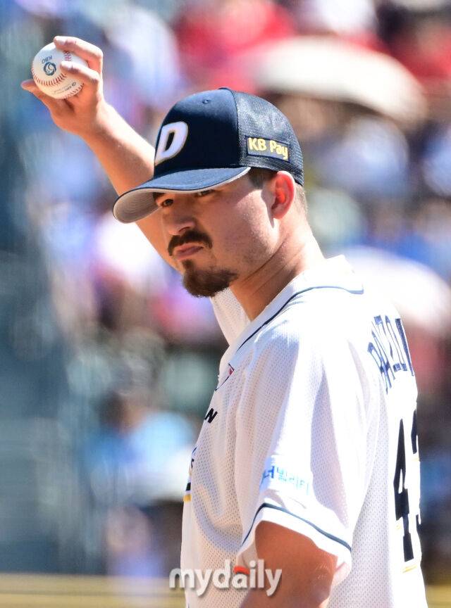 2024년 9월 1일 서울 잠실구장에서 '2024 신한 SOL Bank KBO리그, 롯데 자이언츠와 두산 베어스의 경기가 열렸다. 두산 선발투수 발라조빅이 투구를 준비하고 있다./마이데일리