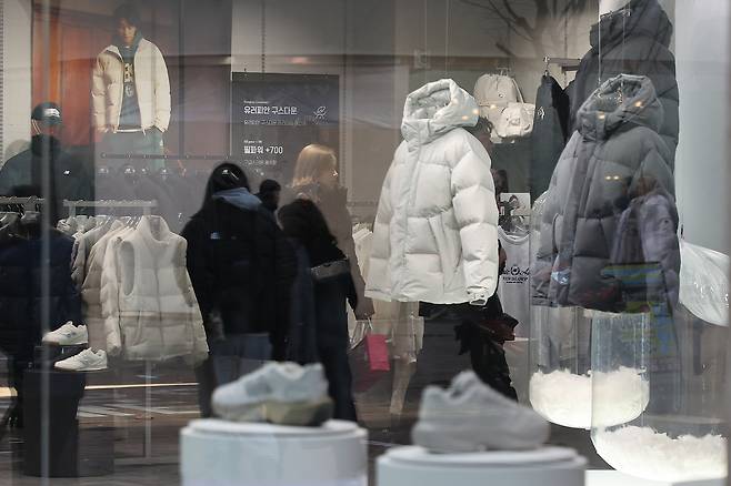 9일 서울 명동거리의 의류매장에서 시민들이 겨울의류를 살펴보고 있다. 최근 의류 브랜드들의 패딩 충전재 혼용률이 표기한 것과 달리 기준치에 미치지 못해 논란이 되고 있다. 한국소비자원에 따르면 다운 표기를 하려면 제품의 솜털 비율이 75% 이상이어야 한다. [연합]