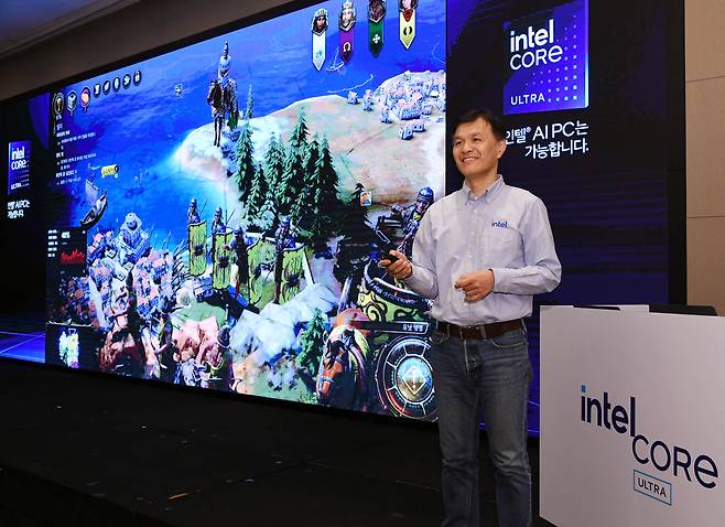 AI PC 시연회를 진행하는 윤준보 인텔코리아 상무. [인텔코리아 제공]