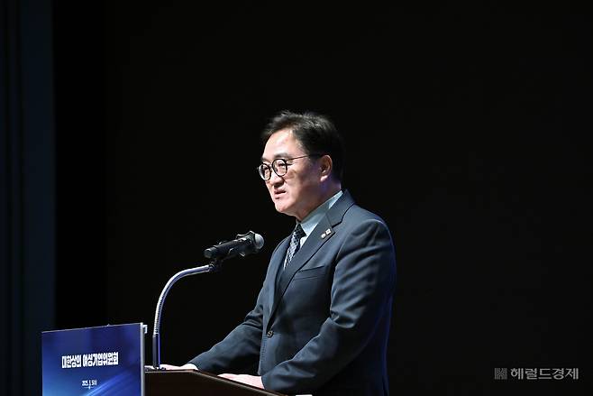 우원식 국회의장이 5일 오후 서울 중구 대한상공회의소 국제회의장에서 열린 대한상의 여성기업위원회 창립총회에서 축사를 하고 있다. 임세준 기자