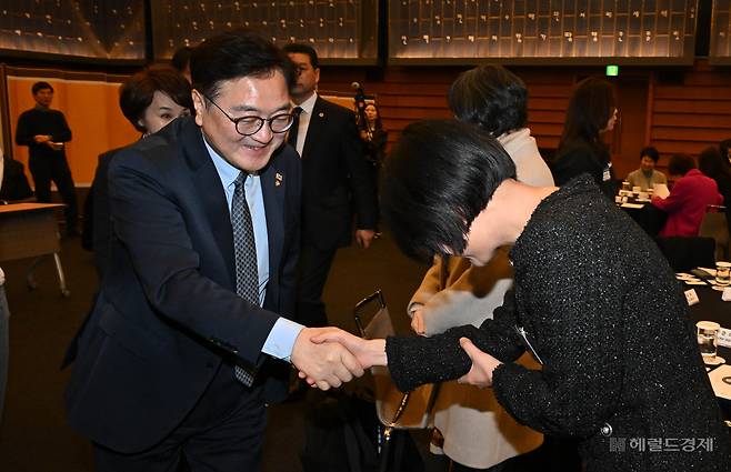 우원식(왼쪽) 국회의장이 5일 오후 서울 중구 대한상공회의소 국제회의장에서 열린 대한상의 여성기업위원회 창립총회에서 참석자들과 인사하고 있다. 임세준 기자