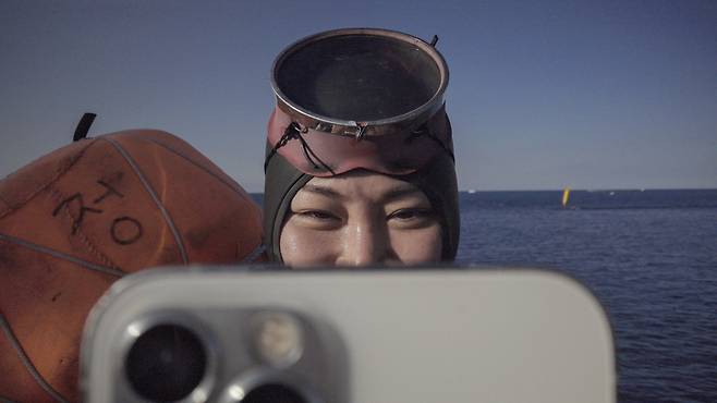 그린피스가 지난 4일 시사회에서 공개한 다큐멘터리 ‘SEAGNAL(씨그널)’에 출연한 제주 해녀 이유정 씨.[그린피스 제공]