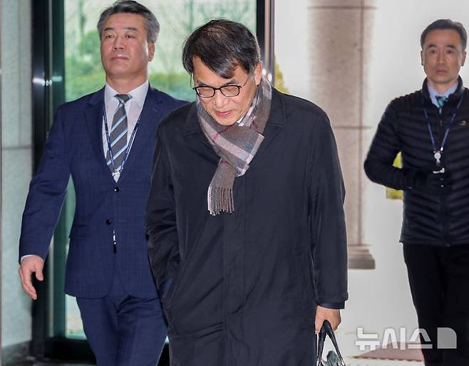 [과천=뉴시스] 김진아 기자 = 노태악 중앙선거관리위원회 위원장이 5일 경기 과천 중앙선관위로 들어서고 있다. 선관위는 고위직 자녀 채용 비리로 논란이 일고 있다. 2025.03.05. bluesoda@newsis.com