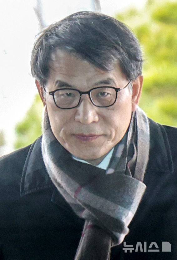 [과천=뉴시스] 김진아 기자 = 노태악 중앙선거관리위원장이 5일 경기 과천 중앙선관위로 들어서고 있다. 2025.03.05. bluesoda@newsis.com