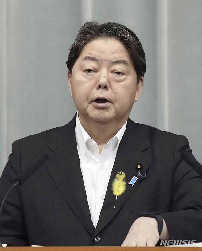 [도쿄=AP·교도/뉴시스] 일본 정부가 엘브리지 콜비 미국 국방부 정책차관 지명자가 "일본은 방위비를 국내총생산(GDP) 대비 3%까지 조속히 끌어올려야 한다"고 주장한 데 대해 "중요한 것은 방위력을 실질적 내용"이라고 밝혔다고 니혼게이자이신문(닛케이)과 마이니치신문이 5일 보도했다. 사진은 하야시 요시마사 일본 관방장관이 지난해 7월2일 도쿄 총리 관저에서 기자회견을 가지고 발언하는 모습. 2024.07.02.