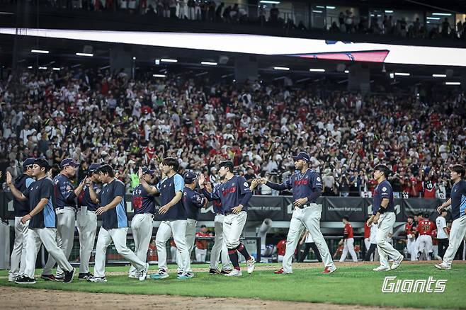 지난해 9월 기아전에서 승리한 롯데자이언츠 선수들이 경기 후 하이파이브를 하고 있다. 롯데자이언츠 제공