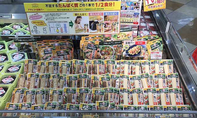 일본 슈퍼마켓에 진열된 풀무원 일본법인 아사히코 두부바.