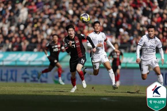 K리그가 잔디 문제로 골머리를 앓고 있다. 지난 3일 서울월드컵경기장에서 열린 K리그1 3라운드에서 FC서울과 김천 상무 선수들이 경합을 벌이면서 잔디가 깊게 파이고 있다. 한국프로축구연맹 제공