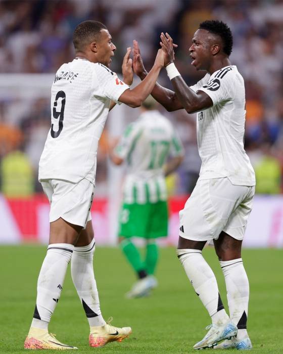 비니시우스 주니오르(오른쪽)가 킬리안 음바페의 득점을 축하하고 있다. /사진=레알 마드리드 공식 사회관계망서비스(SNS)