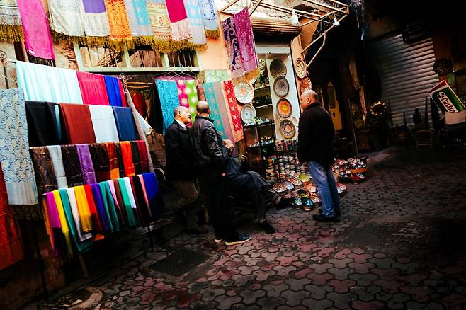 과거에 마라케시는 사하라 사막을 넘어가는 무역 상인들의 중요한 거점이었다. 오늘날에도 마라케시 메디나의 수크는 단순한 쇼핑 공간이 아니다. 장인 정신과 모로코 전통 문화가 수백 년을 거쳐 진득히 이어져 내려오는, 문화 교류의 중심지다.&nbsp;미로처럼 얽힌 수크들에선 수공예품, 가죽 제품, 향신료, 도자기, 램프, 양탄자 등 다양한 제품을 발견할 수 있다. 당연히 전 세계 대부분의 시장이 그렇듯 흥정은 필수다.