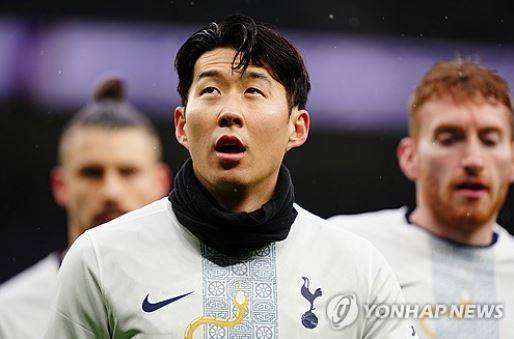 독일 최고 명문 바이에른 뮌헨 러브콜을 받는 것으로 알려진 손흥민에 대해 토트넘은 일단 방출 리스트에는 그를 올려놓지 않는 등 동행할 생각이 있는 것으로 보인다. 풋볼 런던에서 토트넘 전문기자로 활동하고 있는 알레스데어 골드는 지난 4일 토트넘 방출리스트 7명을 뽑아냈는데 히샬리송, 이브 비수마, 세르히오 레길론, 프레이저 포스터 등이 포함됐으나 손흥민은 없는 것으로 드러났다. 다만 손흥민에 대한 적절한 제안이 오고, 손흥민도 가길 원할 경우 대반전이 일어날 순 있다.토트넘 홋스퍼를 오랜 시간 관찰한 전담기자가 전망한 방출 명단에 손흥민의 이름은 없었다. 꾸준히 이적설이 불거지지만 모든 것이 허상이 될 수 있다. 연합뉴스