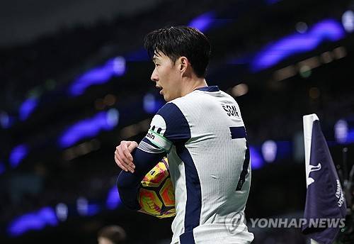 독일 최고 명문 바이에른 뮌헨 러브콜을 받는 것으로 알려진 손흥민에 대해 토트넘은 일단 방출 리스트에는 그를 올려놓지 않는 등 동행할 생각이 있는 것으로 보인다. 풋볼 런던에서 토트넘 전문기자로 활동하고 있는 알레스데어 골드는 지난 4일 토트넘 방출리스트 7명을 뽑아냈는데 히샬리송, 이브 비수마, 세르히오 레길론, 프레이저 포스터 등이 포함됐으나 손흥민은 없는 것으로 드러났다. 다만 손흥민에 대한 적절한 제안이 오고, 손흥민도 가길 원할 경우 대반전이 일어날 순 있다.토트넘 홋스퍼를 오랜 시간 관찰한 전담기자가 전망한 방출 명단에 손흥민의 이름은 없었다. 꾸준히 이적설이 불거지지만 모든 것이 허상이 될 수 있다. 연합뉴스