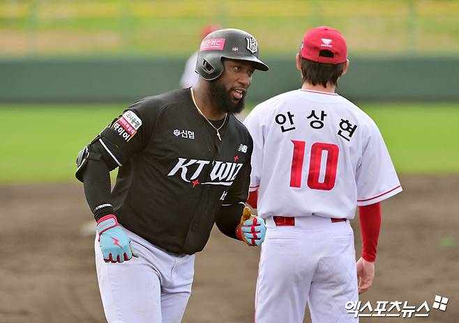 28일 오후 일본 오키나와 구시가와 구장에서 열린 KT 위즈와 SSG 랜더스의 연습경기, 5회초 KT 로하스가 솔로 홈런을 날린 후 그라운드를 돌고 있다. 엑스포츠뉴스 DB