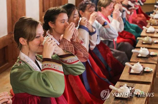 다도 체험하는 외국인 학생들 (대구=연합뉴스) 윤관식 기자 = 2023년 7월 13일 오후 대구 달서구 계명대학교 한학촌에서 열린 '2023학년도 한국어 및 한국문화 캠프'에서 외국인 학생들이 한복을 입고 다도 예절을 배우고 있다. [연합뉴스 자료사진] 2025.3.5