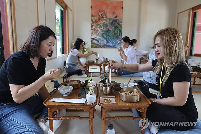 다문화가정 결혼 이민자 초청 '한낮의 시식공감' 행사 열려 (서울=연합뉴스) 류효림 기자 = 2024년 7월 1일 서울 경복궁 소주방에서 열린 '한낮의 시식공감' 다문화가정 결혼 이민자 초청 행사에서 참석자들이 궁중음식을 맛보고 있다. [연합뉴스 자료사진] 2025.3.5