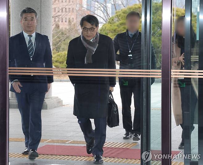 출근하는 노태악 중앙선관위원장 (과천=연합뉴스) 류영석 기자 = 노태악 중앙선관위원장이 5일 전국 새마을금고 동시 이사장 선거 관련 일정을 위해 경기도 과천 중앙선거관리위원회 청사로 출근하고 있다. 2025.3.5 ondol@yna.co.kr