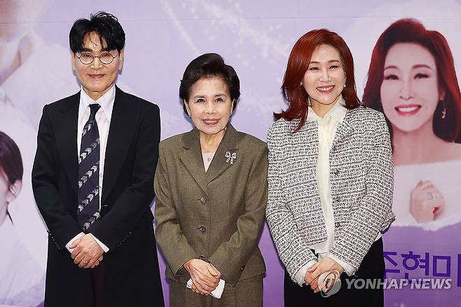 이미자 전통가요 헌정공연 '맥을 이음' 얼굴들 (서울=연합뉴스) 진연수 기자 = 가수 이미자(가운데)와 조항조, 주현미가 5일 오후 서울 마포구 스탠포드 호텔에서 열린 전통가요 헌정 공연 '맥을 이음' 기자간담회에서 포즈를 취하고 있다. 2025.3.5 jin90@yna.co.kr