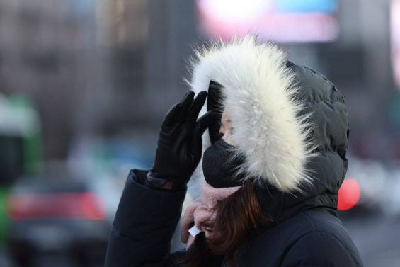 아침 기온이 영하로 떨어지며 추운 날씨가 이어지는 가운데 지난달 19일 서울 종로구 광화문네거리에서 두꺼운 외투를 입은 시민이 발걸음을 옮기고 있다.(사진=연합뉴스)
