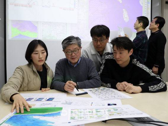 지난 28일 서울 동작구 신대방동 차세대수치예보모델개발사업단에서 박훈(좌측 둘째) 단장과 연구원들이 수치모델 개발을 위해 논의하고 있다.[이데일리 김태형 기자]