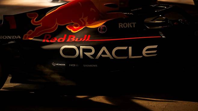 오라클 레드불 레이싱팀 차량 'RB21'에 각인된 헥사곤 로고