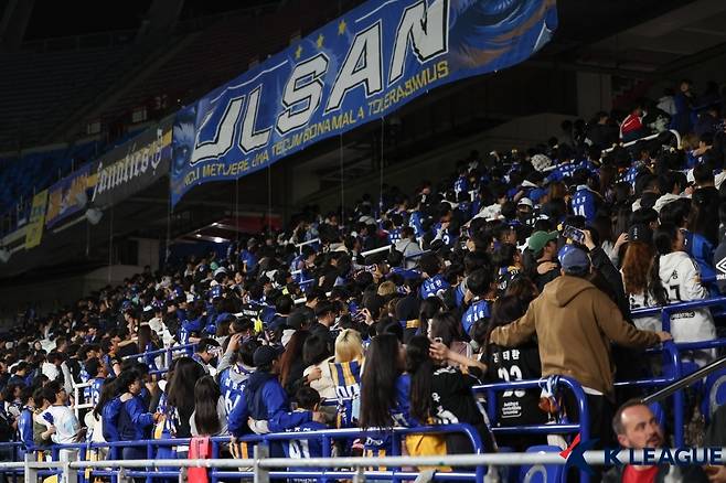 포즈난 응원을 펼치는 K리그 팬들(한국프로축구연맹 제공)