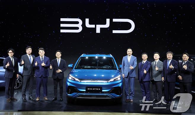 16일 인천시 중구 상상플랫폼에서 열린 BYD 승용 브랜드 런칭 미디어 쇼케이스에서 조인철 BYD 코리아 승용부문 대표 등이 기념촬영을 하고 있다. 2025.1.16/뉴스1 ⓒ News1 김명섭 기자