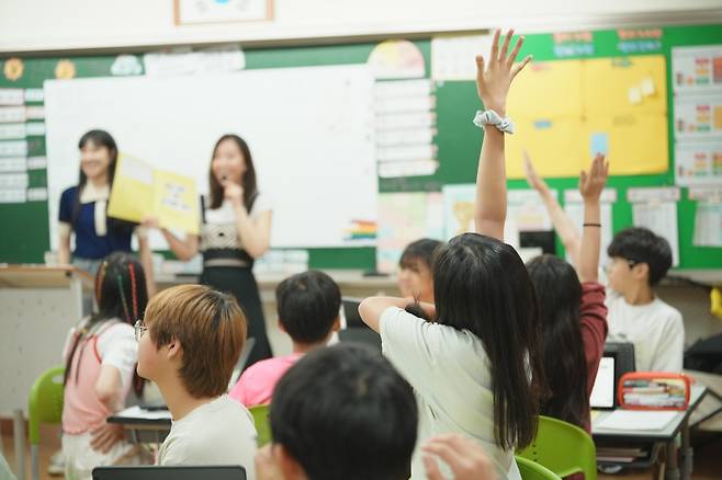 아모레퍼시픽은 다음세대재단, 사랑의열매 사회복지공동모금회와 함께 청소년의 건강한 미의식 함양과 긍정적 자기인식을 돕는 '밋 유어 뷰티'(MEET YOUR BEAUTY) 캠페인 참여 기관을 모집한다.(아모레퍼시픽제공)