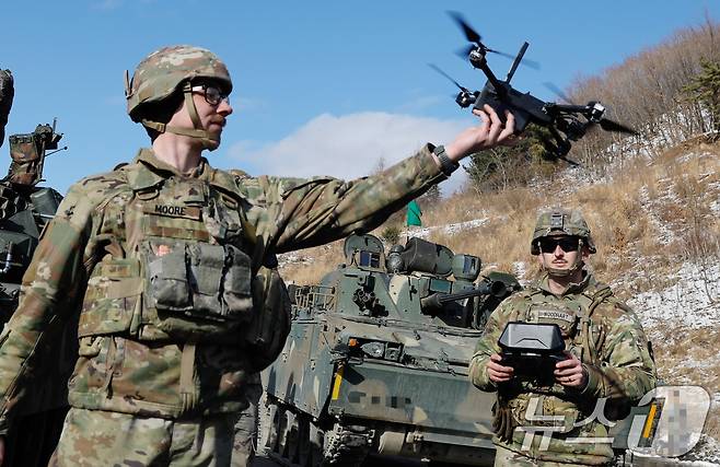 미2사단/한미연합사단 5-17대대 정보운용반 장병들이 6일 경기도 포천시 승진과학화훈련장에서 열린 올해 첫 '한미 연합합동 통합화력 실사격 훈련'에서 Skydio X2D 정찰드론을 운용하고 있다. (육군 제공. 재판매 및 DB 금지) 2025.3.6/뉴스1