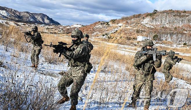 육군 수도기계화보병사단 전차대대TF 장병들이 6일 경기도 포천시 승진과학화훈련장에서 열린 올해 첫 '한미 연합합동 통합화력 실사격 훈련'에서 장갑차에서 하차해 목표고지를 점령하고 있다. (육군 제공. 재판매 및 DB 금지) 2025.3.6/뉴스1