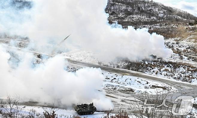 육군 수도기계화보병사단 전차대대TF K600장애물개척전차가 6일 경기도 포천시 승진과학화훈련장에서 열린 올해 첫 '한미 연합합동 통합화력 실사격 훈련'에서 아군의 연막 지원 아래에 미클릭을 발사해 지뢰를 제거하고 있다. (육군 제공. 재판매 및 DB 금지) 2025.3.6/뉴스1