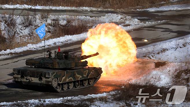 6일 오전 경기 포천시 승진훈련장에서 열린 2025년 전반기 한미연합 수도기계화보병사단(수기사) 통합화력 실사격 훈련에서 K1A2 전차가 포를 쏘고 있다. 2025.3.6/뉴스1 ⓒ News1 사진공동취재단