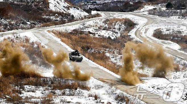 육군 수도기계화보병사단 전차대대TF K21보병전투장갑차가 6일 경기도 포천시 승진과학화훈련장에서 열린 올해 첫 '한미 연합합동 통합화력 실사격 훈련'에서 연막탄을 활용해 적의 공격을 회피하고 있다. (육군 제공. 재판매 및 DB 금지) 2025.3.6/뉴스1