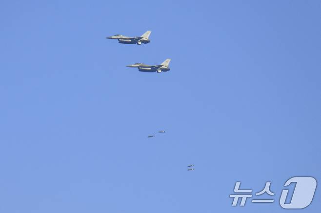 KF-16 전투기가 표적을 향해 MK-82 폭탄을 투하하는 모습. (사진은 기사 내용과 무관함) / 뉴스1 ⓒ News1