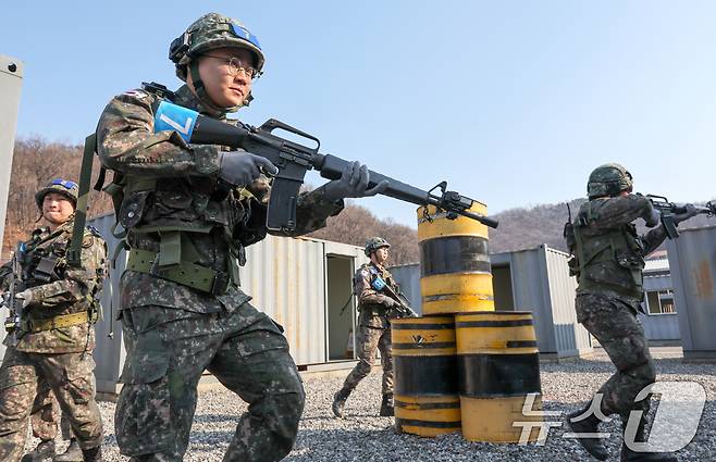 육군 제51보병사단의 2025년 첫 예비군훈련이 실시된 6일 경기 화성시 수원·화성·오산과학화예비군훈련장에서 예비군들이 영상모의 사격, 시가지 전투 등 훈련을 받고 있다. 2025.3.6/뉴스1 ⓒ News1 경기사진공동취재단