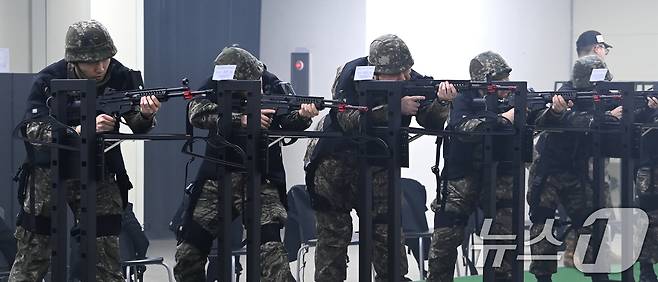 육군 제51보병사단의 2025년 첫 예비군훈련이 실시된 6일 경기 화성시 수원·화성·오산과학화예비군훈련장에서 예비군들이 영상모의 사격, 시가지 전투 등 훈련을 받고 있다. 2025.3.6/뉴스1 ⓒ News1 경기사진공동취재단