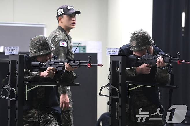 육군 제51보병사단의 2025년 첫 예비군훈련이 실시된 6일 경기 화성시 수원·화성·오산과학화예비군훈련장에서 예비군들이 영상모의 사격, 시가지 전투 등 훈련을 받고 있다. 2025.3.6/뉴스1 ⓒ News1 경기사진공동취재단