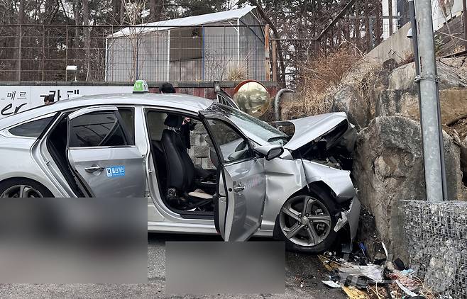 6일 울산 울주 서생면 진하리 한 도로에서 운행 중이던 택시가 담벼락을 들이받는 단독 교통사고가 발생했다. 이 사고로 택시 운전자와 승객 등 총 3명이 숨지고, 1명이 크게 다치고 1명이 중상을 입었다.2025.3.6/뉴스1 ⓒ News1 김세은 기자