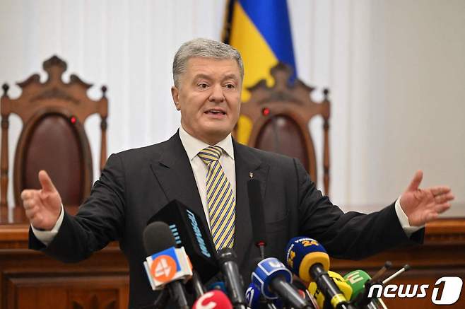 페트로 포로셴코 전 우크라이나 대통령이 키이우 지방법원에서 기자회견을 하는 모습. 2022. 1. 28. ⓒ AFP=뉴스1 ⓒ News1 최서윤 기자
