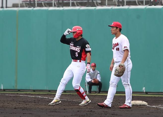 KIA 김도영이 일본 오키나와 고자신킨 구장에서 열린 2025 스프링캠프 연습경기 히로시마전에서 3회초 선두타자로 나서 좌전 안타를 때린 후 1루를 밟고 있다. 사진 | KIA 타이거즈