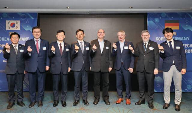 김용국 KEIT 본부장, 주영섭 서울대학교 교수, 정연길 한국세라믹기술원원장, 전윤종 KEIT 원장, 알렉산더 미카엘리스 프라운호퍼 IKTS 소장, 아르민 베델 독일 프라운호퍼 IAP 부소장, 요른 바이서트 주한 독일 대사관 부대사, 한태영 프라운호퍼 IKTS 박사(왼쪽부터)가 ‘한-독 공급망 기술협력 포럼’에서 기념촬영을 하고 있다.