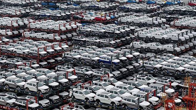 분석가들은 중국의 세계의 공장 위치를 대체하기는 매우 어렵다고 말한다