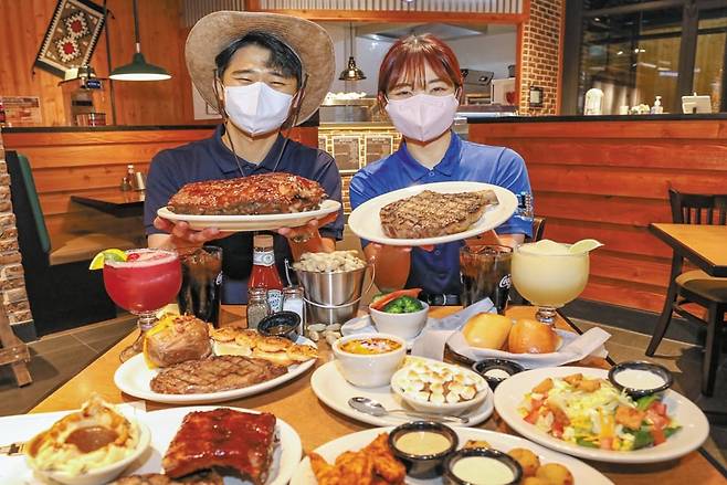 현대프리미엄아울렛 김포점·스페이스원·송도점에 운영중인 미국 1위 스테이크 전문점 ‘텍사스 로드하우스’. 프리미엄아울렛 중 유일하게 백화점 수준의 식품관과 델리코너 등을 선보이고 있다.
