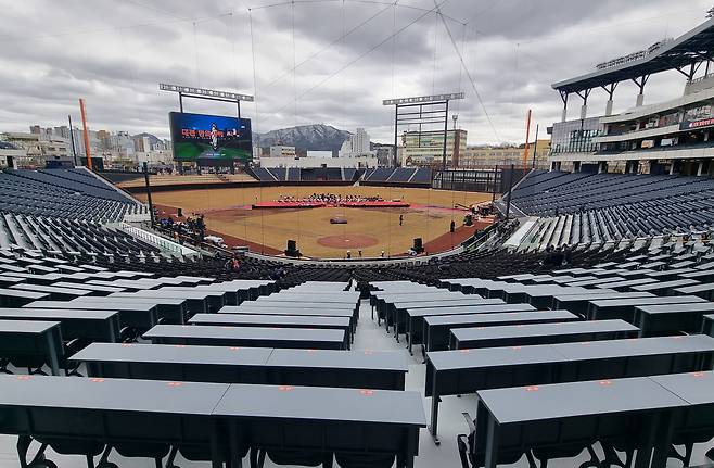 한화이글스의 새로운 보금자리가 될 대전 한화생명 볼파크가 공사 3년 만인 5일 공식 개장했다. 중앙 관중석에서 본 대전 한화생명볼파크 전경. /신현종 기자
