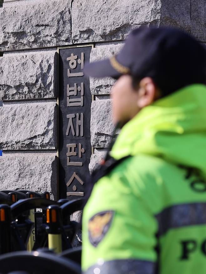 경찰관이 6일 서울 종로구 헌법재판소 앞에서 질서유지 및 경비 업무를 하고 있다. /뉴스1