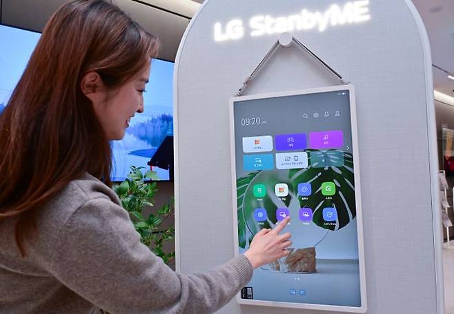 LG전자 베스트샵에서 뛰어난 이동성과 편리한 사용성을 더욱 강화한 스탠바이미 2의 다양한 활용씬을 체험해 보고 있는 모습.ⓒLG전자